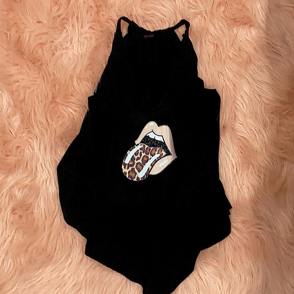 Cute flow tank with v neck . Size S fits XS